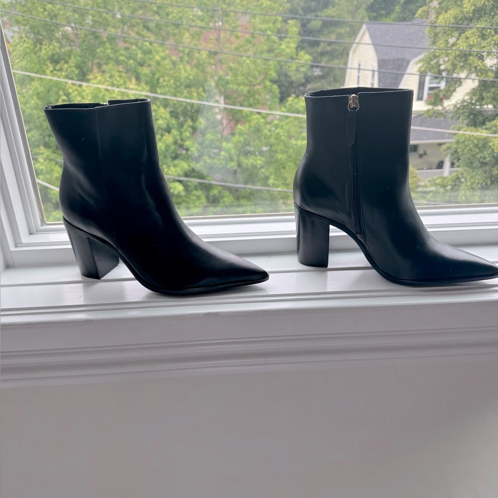Shutz Black Ankle Leather Boots!